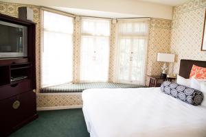 Deluxe Queen Room room in Marina Inn