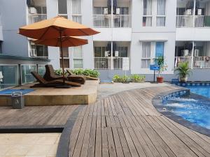 Minimalist and Stylish Studio Skylounge Tamansari Apartment By Travelio