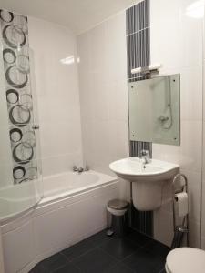 Standard Twin Room room in Sutherlands Hotel