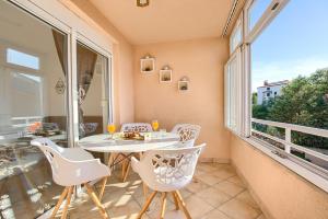 Sunny apartment near sea