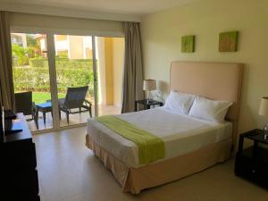 Beautiful One Bedroom unit with pool and Beach club in a Golf Project