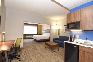 King Suite - Non-Smoking room in Holiday Inn Express & Suites Southern Pines-Pinehurst Area an IHG Hotel