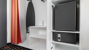 Standard Twin Room with Garden View - Three Guests room in Holiday Inn Munich - Westpark an IHG Hotel