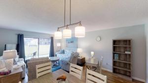 Ponce Landing 53: Cute and Beachy 2 bedroom condo with beach access, heated pool and garage condo, Apartmanok Coquina Gables - big - 4