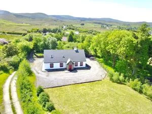 Red Deer Cottage near Connemara National Park in Letterfrack - Tullywee Bridge