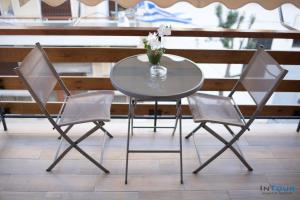 Chic and Minimal apartment close to Thissio Metro