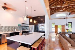 Vivaro Roatan North House