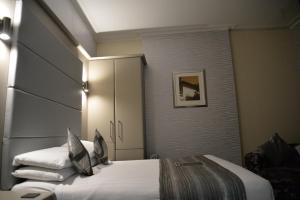 Rear double room in Lauriston & Lawton Court Hotel
