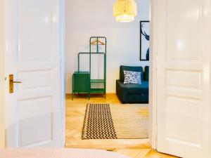 Contemporary City Apartment - by Nahuen Suites