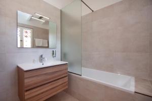 Hotels Hotel Les Lentisques : photos des chambres