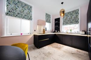 Luxury Travel Emporium HG1 - 2 Luxury apartments with Parking Space - in town centre