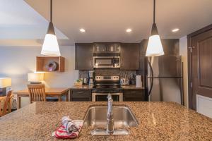 Mountain View Escape - Copperstone 2BR & Hot Tub