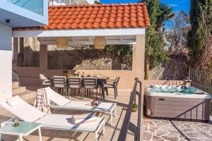 Villa Perla Blu with 4 bedrooms, heated pool, jacuzzi, 50m from beach