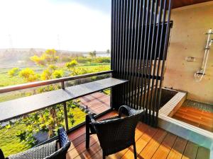 Phòng 4 Người Nhìn ra Hồ nước (Quadruple Room with Lake View)