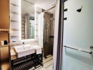 Phòng 4 Người Nhìn ra Hồ nước (Quadruple Room with Lake View)