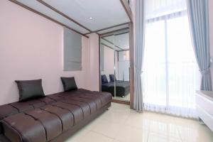 Minimalist and Comfy Studio Dave Apartment By Travelio