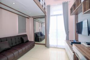 Minimalist and Comfy Studio Dave Apartment By Travelio