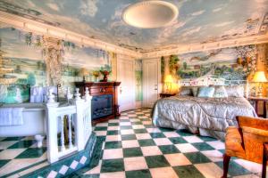 King Suite room in Gingerbread Mansion