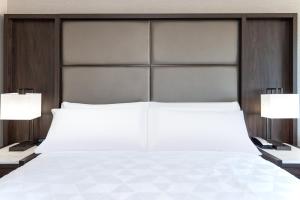 King Room - Hearing Accessible - Non-Smoking room in Holiday Inn Boston Logan Airport - Chelsea an IHG Hotel