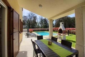 Complex of 2 villas Banjole-Marisol with 2 private pools for up to 20 persons only 200m from the beach - WiiBuk