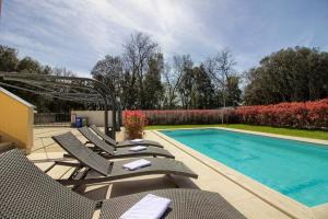 Complex of 2 villas Olivia-Aurora with 2 private pools for up to 20 persons only 200m from the beach