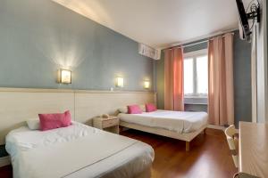 Hotels Hotel Du Midi : Chambre Triple (1 Lit Double et 1 Lit Simple)