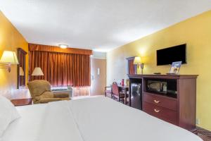 King Room - Non-Smoking room in Americas Best Value Inn of Elk City