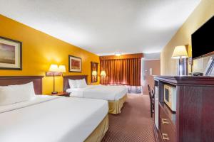 Queen Room with Two Queen Beds - Non-Smoking room in Americas Best Value Inn of Elk City