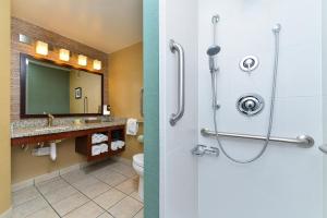 Standard King Room with Roll-In Shower - Mobility Access room in Holiday Inn Cody at Buffalo Bill Village an IHG Hotel