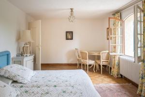 Villas Villa with pool in Provence -Villa Romantique sleeps up to 12+4 in optional gite : photos des chambres