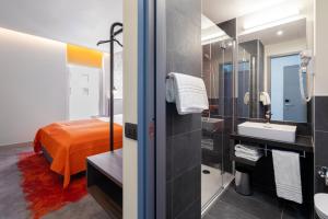 Room with One Double Bed and One Bunk Bed room in Campanile Vienna South
