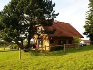 Charming Chalet in La Hoube with Garden