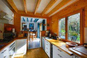 Maisons de vacances Plage700m, Maison d'hote tres calme,ecrin de verdure, Sauna, Borne elect, Bord GR34 : photos des chambres