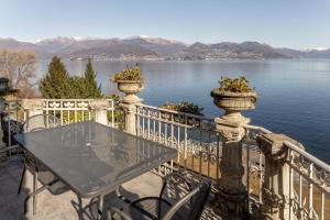 Villa Niobe - Exclusive Lakefront Apartment With Private Beach