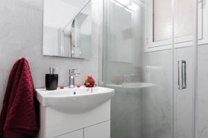 Syntagma 3 Bedroom Sweet Simple And Practical Apartment