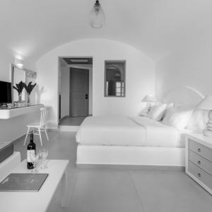 Maison Des Lys - Luxury Suites Santorini Greece