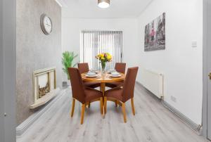 Superb Spacious House For Contractors & Families & Private Parking By Liverpool Short Stay