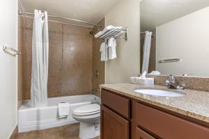 Queen Room with Two Queen Beds - Non-Smoking room in Rose City Inn & Suites