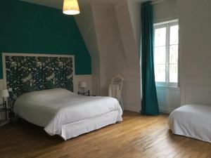 B&B / Chambres d'hotes Chateau des Essards avec piscine et jacuzzi : photos des chambres