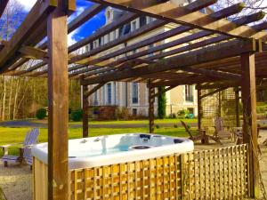 B&B / Chambres d'hotes Chateau des Essards avec piscine et jacuzzi : photos des chambres