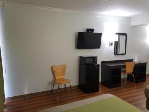 King Room - Smoking  room in Motel 6-Lawrenceville NJ