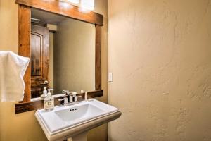 Frisco Condo with Rooftop Deck Walk to Main St!