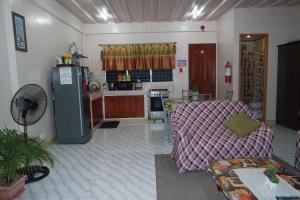 2-Bedroom & Studio Apartment Dumaguete wifi netflix kitchen