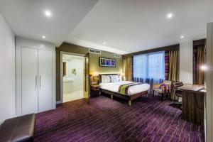 Double Room - Disability Access and Accessible Roll-in Shower room in Holiday Inn London Watford Junction an IHG Hotel