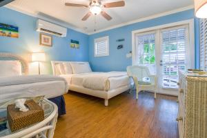Queen Room with Twin Bed with Pool View room in Seascape Tropical Inn
