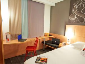 Hotels ibis Les Herbiers : photos des chambres