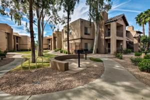 Luxury Scottsdale Condo about 6 Mi to Salt River Fields