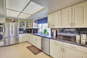 PoolandSpa, Theater Room and Views Palm Desert Home!