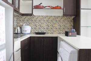 Modern Studio Room at Tamansari La Grande Apartment By Travelio