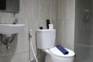 Modern Studio Room at Tamansari La Grande Apartment By Travelio